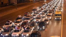 伊朗布什爾核電廠24日晚間遇襲，引發距離不到300公里的科威特緊張，當地出現逃往鄰國沙烏地阿拉伯的恐慌車潮。（圖／翻攝自X平台 @BreakingXAlerts）