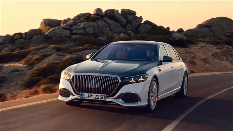 頭燈內嵌三芒星識別元素。(圖/翻攝Mercedes-Benz網站)