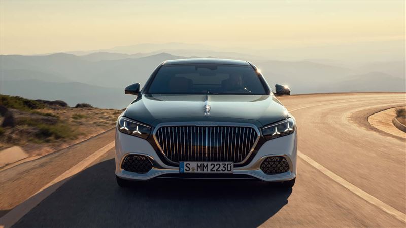 車頭水箱護罩面積放大,外框與Maybach字樣通通會發光。(圖/翻攝Mercedes-Benz網站)