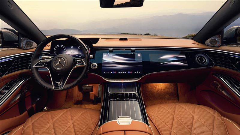 14.4吋中控觸控螢幕、12.3吋副駕顯示器與12.3吋數位儀表。(圖/翻攝Mercedes-Benz網站)