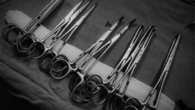 手術台，手術刀，手術剪刀，醫師（示意圖／PIXABAY）