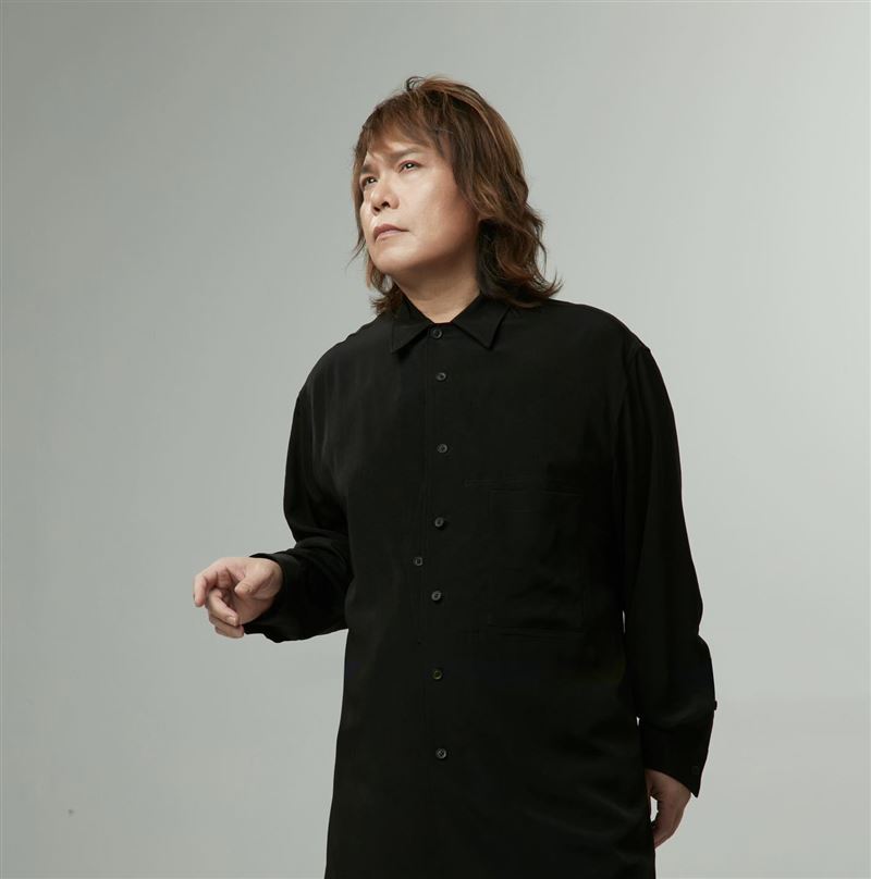 由於伍佰過去演出常出現「全場大合唱」場面，甚至被網友笑稱是「花錢請歌迷唱歌給自己聽」，這回新書也被拿來開玩笑。（圖／翻攝自伍佰FB）