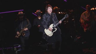 伍佰出600頁詩集　網笑要自己寫完