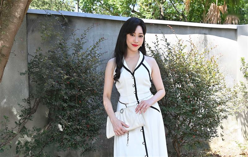 黃露瑤飾演酒吧老闆娘。（圖／台視提供）