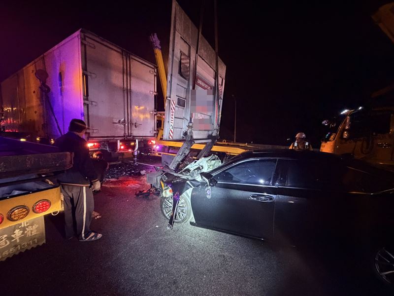 轎車撞擊前方停下的大貨車車尾，造成1死2傷。（圖／翻攝畫面）