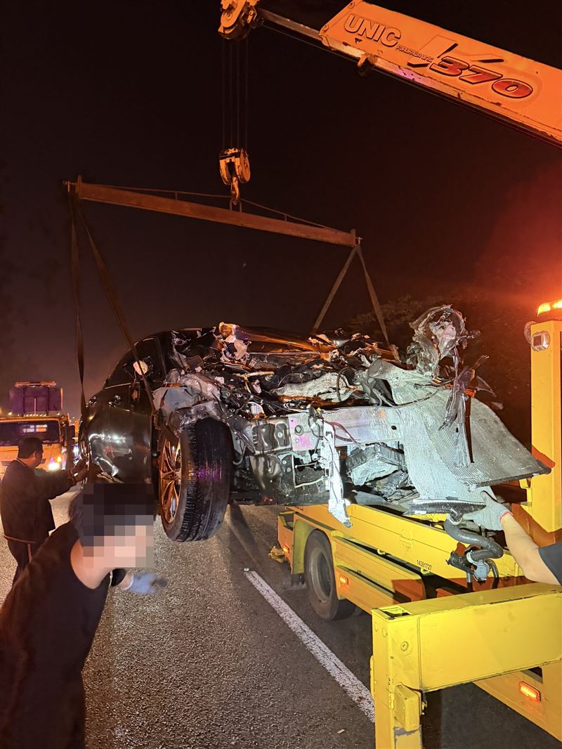 轎車車頭全爛。（圖／翻攝畫面）