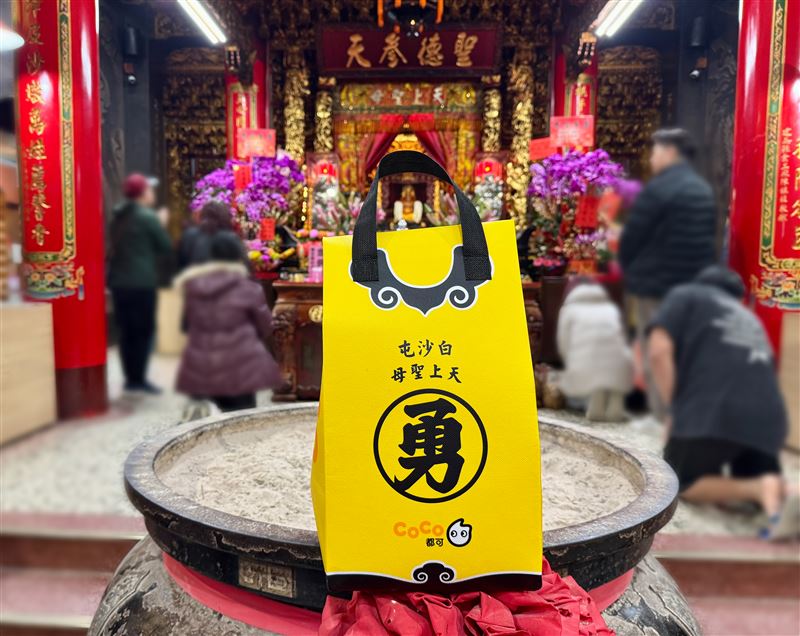 CoCo都可X白沙屯媽祖聯名，過爐加持，杯裝好運、袋裝福祿。（圖／品牌業者提供）