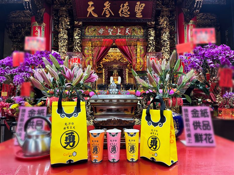 CoCo都可X白沙屯媽祖聯名，過爐加持，杯裝好運、袋裝福祿。（圖／品牌業者提供）