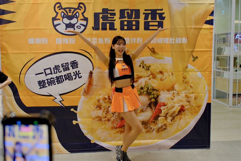 韓國人氣啦啦隊女神睦那京擔任一日店長。（圖／虎留香提供）