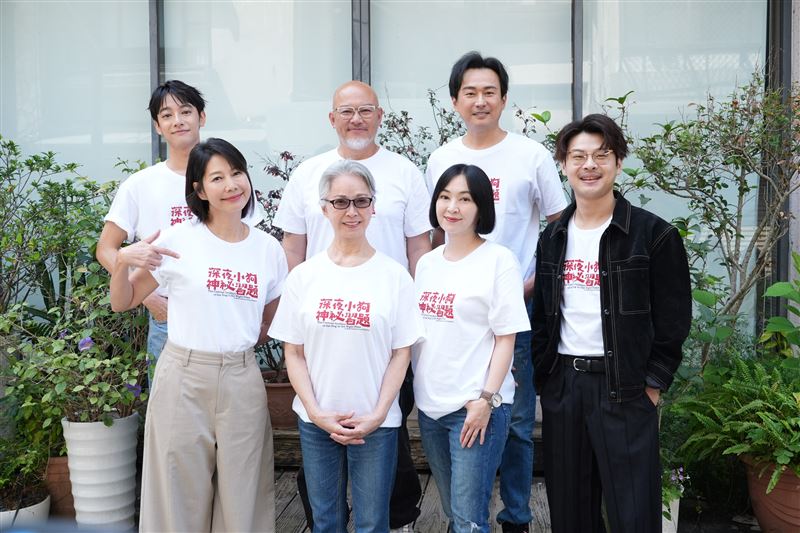 蘇昱瑋、丁寧、蔡燦得、劉亮佐、劉修甫、李璇、狄志杰今（25）日出席果陀劇場《深夜小狗神秘習題》記者會。（圖／記者鄭孟晃攝影）