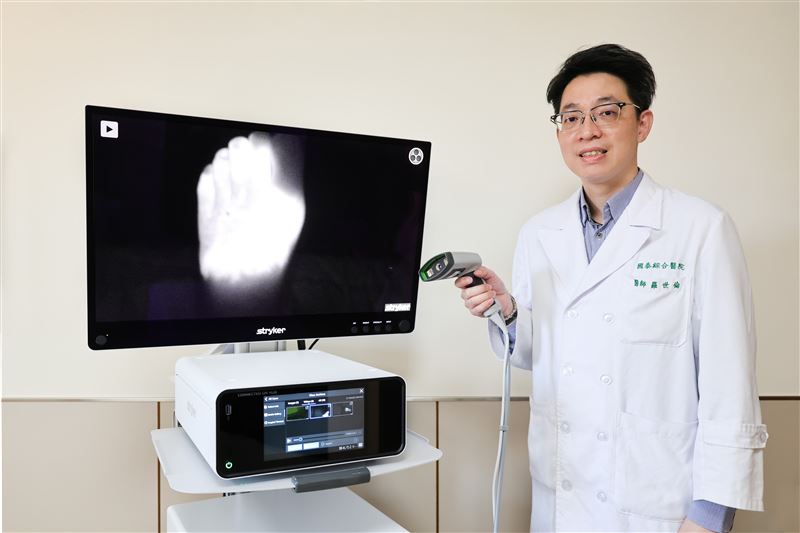 國泰醫院整形外科醫師羅世倫表示，透過ICG螢光淋巴攝影，有助診斷早期淋巴水腫。（圖／國泰醫院提供）