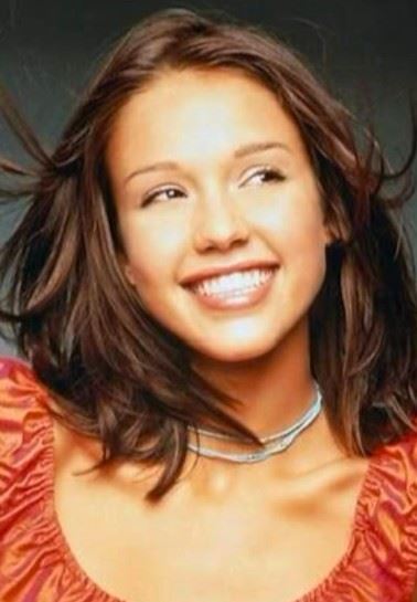 潔西卡艾芭曾被視為90年代至2000年代初代表性性感女星之一，近期以一支懷舊影片掀起網友熱議，不少粉絲直呼「根本沒變」。（圖／翻攝自潔西卡艾芭IG）