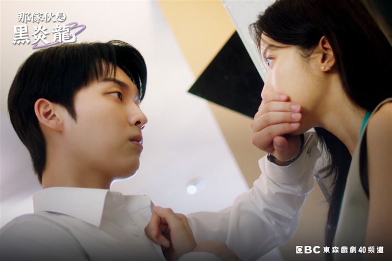 《那傢伙是黑炎龍》崔顯旭與文佳煐16年前在網路遊戲中結怨，豈料多年後意外在職場重逢。（圖／東森提供）