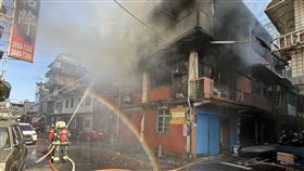 消防隊獲報到場佈水線射水搶救。（圖／翻攝畫面）