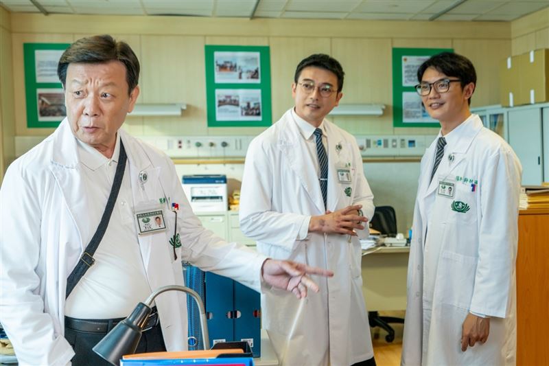寇世勳（左）、田家達（中）、方大緯（右）領銜主演，寇世勳細膩詮釋失智症權威「曹爸」，帶領團隊醫病更醫心。（圖／民視提供）