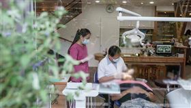 花蓮縣府補助中低收入長者裝假牙花蓮縣政府補助65歲以上中低收入老人裝假牙，最高補助新台幣4.4萬元，即日起受理申請，符合資格者可到合作院所評估。（花蓮縣政府提供）中央社記者張祈傳真　115年3月25日