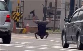 彰化縣溪湖糖廠小火車平交道旁，一名阿北當場上演「倒立看火車」。（圖／threads@rondo.0367授權提供）