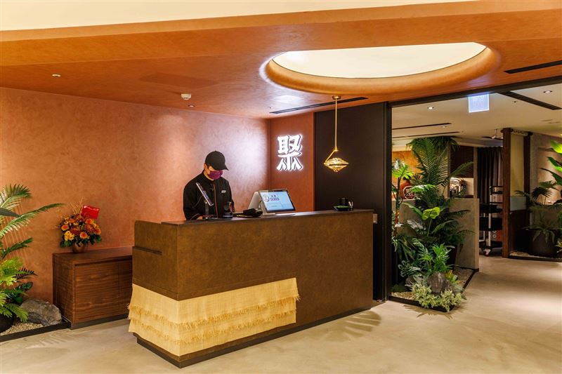 聚最新推出日本國產牛套餐，還能享用多元自助吧。（圖／品牌業者提供）