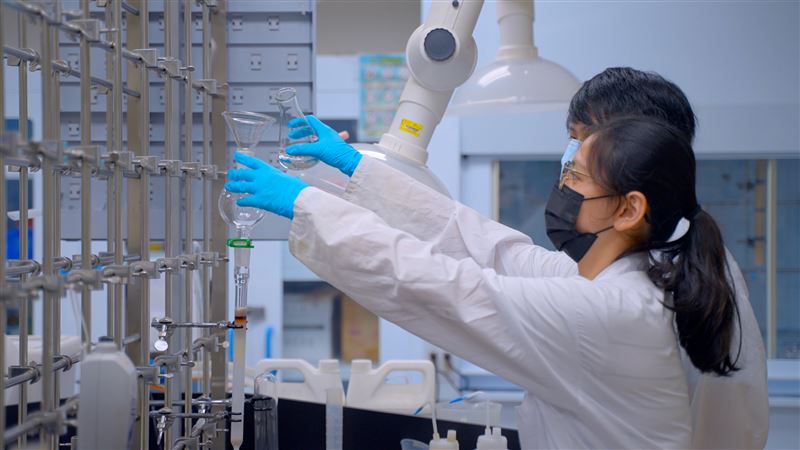 中國文化大學在「理化科學」領域深耕基礎研究與實驗能量的成果，透過設備升級與跨領域合作，穩健累積學術實力。（圖／文化大學提供）