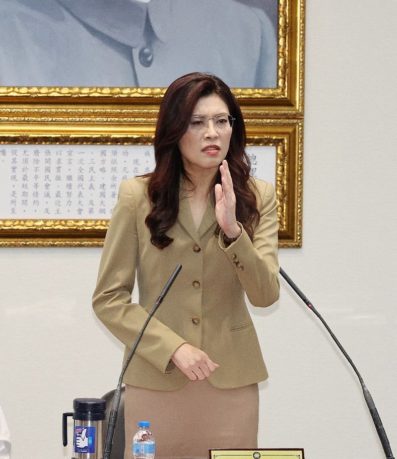 國民黨主席鄭麗文（圖）25日在黨中常會上表示，前總統馬英九身邊多年幕僚朋友，竟然不惜傷害馬英九與國民黨，對副主席蕭旭岑進行無情、不實的攻擊，她感到非常痛心，並強調國民黨一定會成為所有黨員最堅強後盾