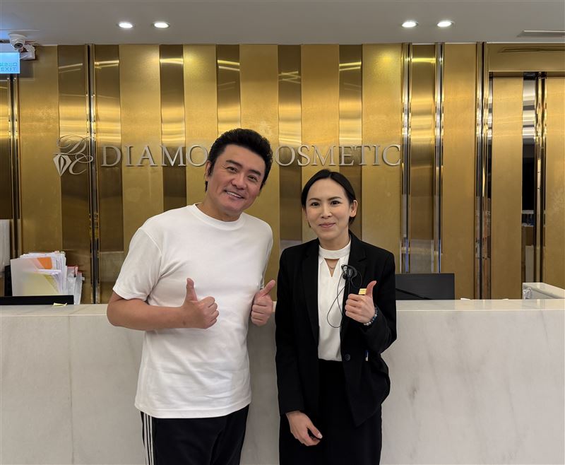 金鐘影帝李羅近日蒞臨晶鑽診所進行健康管理，透過專業醫療團隊的評估與規劃維持狀態。（圖/晶鑽診所提供）