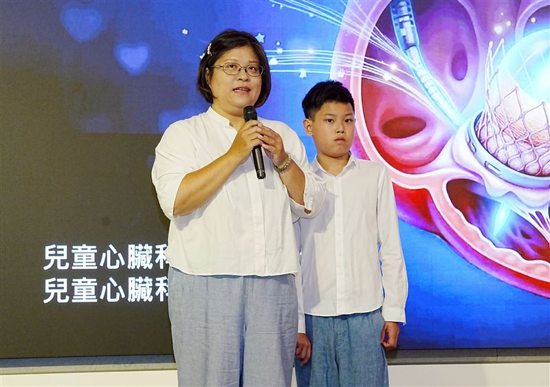 12歲男童一出生即罹患複雜型先天性心臟病，還經過心臟移植，接受「經導管三尖瓣瓣中瓣置放術」順利度過生死關卡。(圖／中醫大附醫提供)