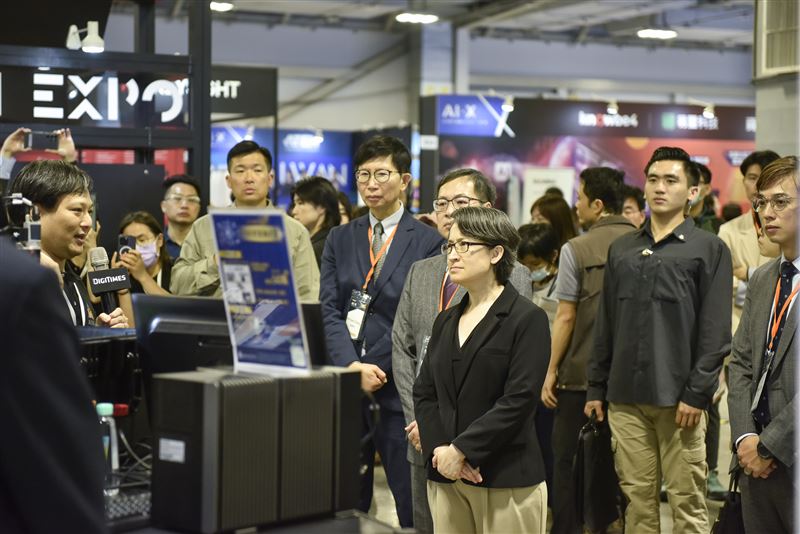 蕭美琴副總統參訪AI EXPO Taiwan展區，聽取參展廠商解說，了解最新AI應用發展。（圖／AI EXPO Taiwan提供）