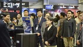 蕭美琴副總統參訪AI EXPO Taiwan展區，聽取參展廠商解說，了解最新AI應用發展。（圖／AI EXPO Taiwan提供） 