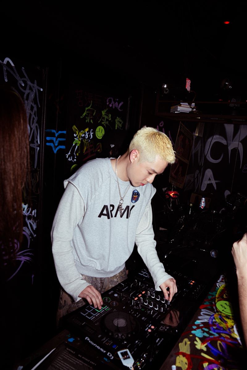 周湯豪驚喜展出專屬訂製的「好命專車」。（圖／環球音樂提供）