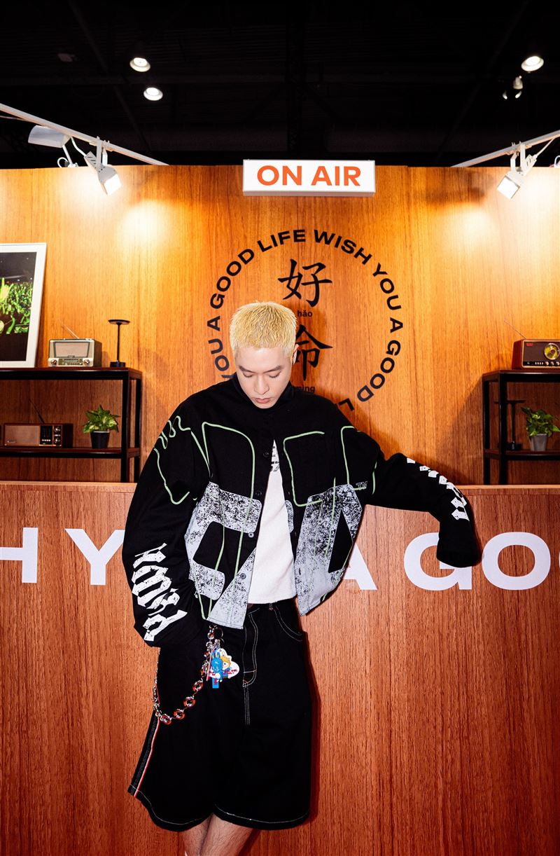 周湯豪驚喜展出專屬訂製的「好命專車」。（圖／環球音樂提供）