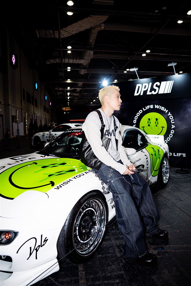 周湯豪驚喜展出專屬訂製的「好命專車」。（圖／環球音樂提供）