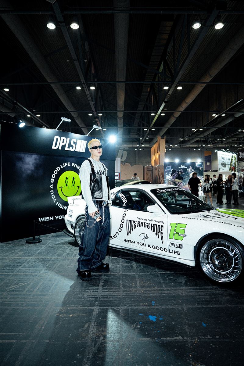 周湯豪驚喜展出專屬訂製的「好命專車」。（圖／環球音樂提供）