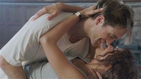 《抓馬戀人》由千黛亞（下）與羅伯派汀森（上）首度共同演出。（圖／采昌國際多媒體提供） 