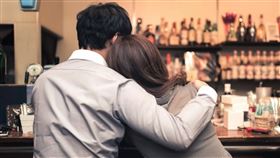 日本人夫指控妻子與酒吧老闆有染，求償800萬日圓損害賠償。（示意圖，Pakutaso）