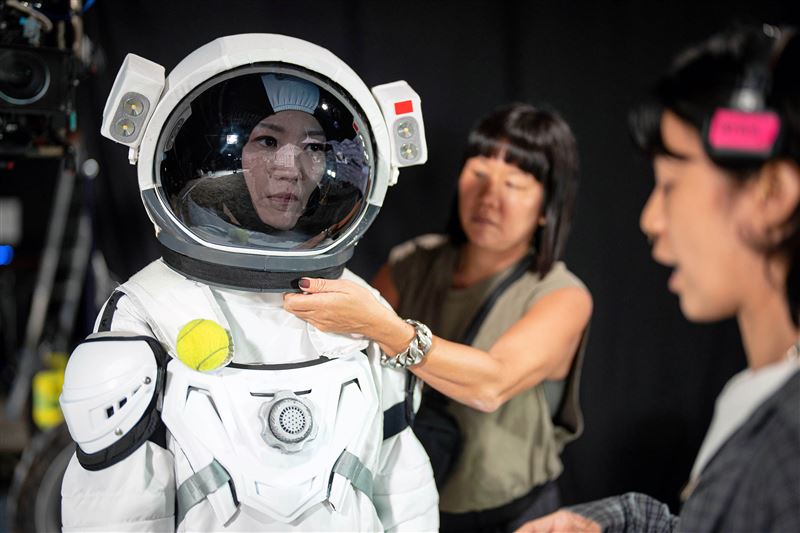 蔡淳佳為〈兩個人間〉MV穿上笨重太空裝。（圖／Joi Music／淳萃文化提供）