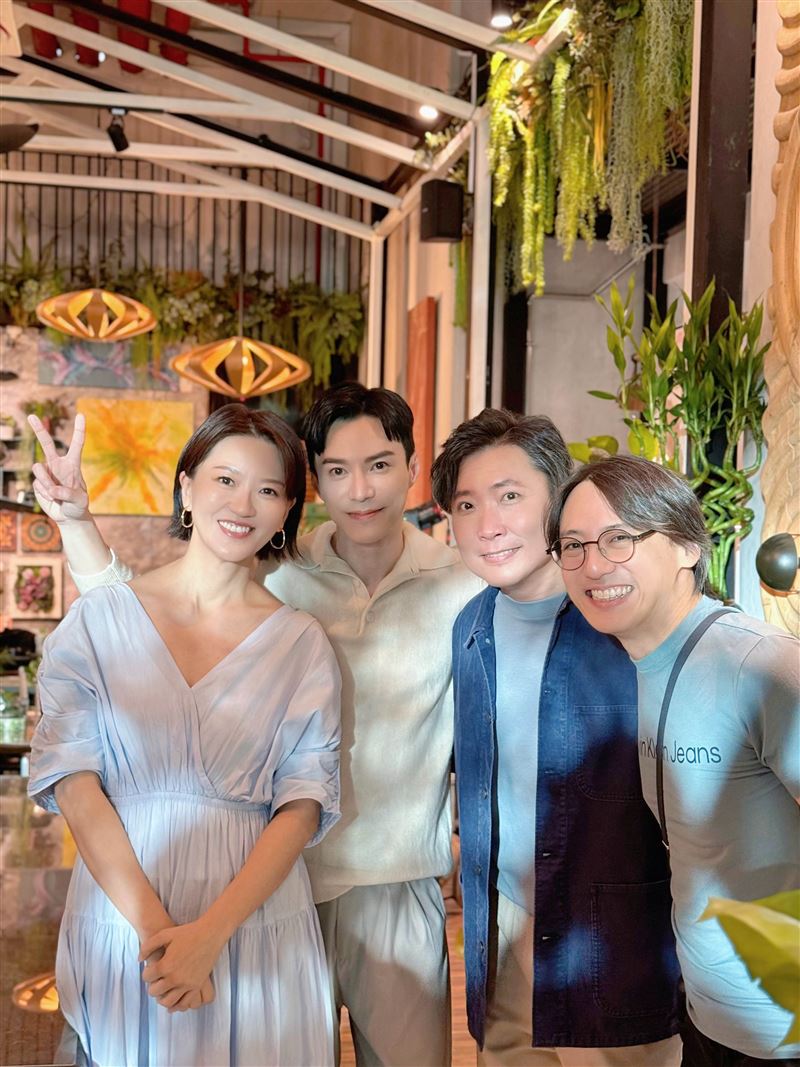 蔡淳佳（左起）、王冠逸、林倛玉、蔡於位合力完成〈兩個人間〉MV。（圖／Joi Music／淳萃文化提供）