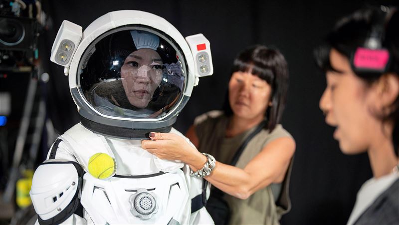 玉女歌手登陸月球　返回地球重逢戀人虐哭