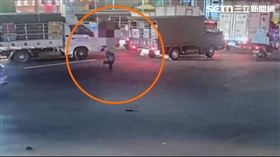 北市張男與2名友人圍毆邵男，曾男還持刀刺傷他的背部。（圖／翻攝畫面）