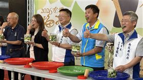 南投縣政府宣傳南投梅子節南投縣政府25日宣傳南投梅子節系列活動，縣府農業處長蘇瑞祥（中）與來賓體驗手作青梅。中央社記者蕭博陽南投縣攝 115年3月25日