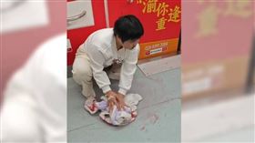 大陸重慶地鐵近日出現一幕令人動容的畫面。（圖／翻攝自微博）