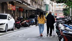 李四川拋老公寓增設電梯　Cheap見照片酸：把人家弄下樓到馬變成移動神主牌？（圖／鏡週刊）