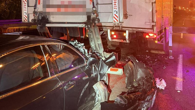 診所湧現五星悼念!揭開國道車禍死者身分