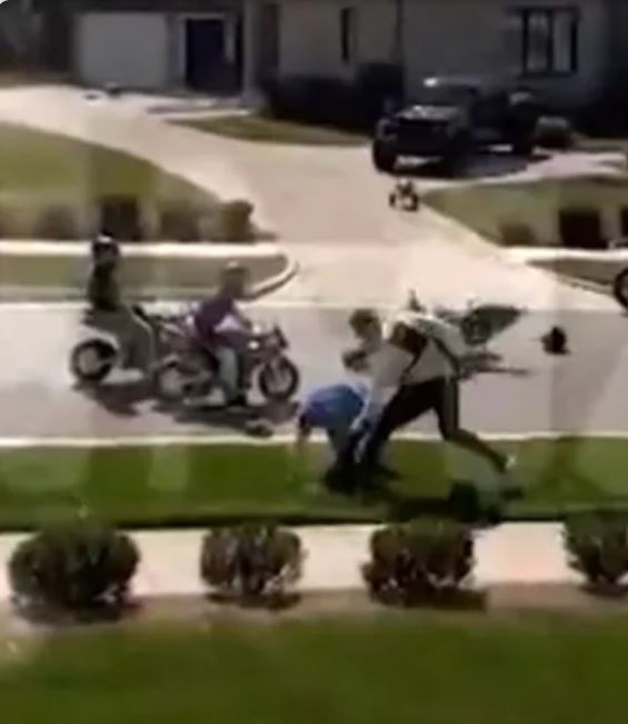 艾倫瑞奇森（白衣者）在兩名孩子面前暴打鄰居。（圖／翻攝自X）