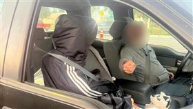 一名駕駛為規避高乘載車道規定，竟將一件外套披在副駕駛座並繫上安全帶，企圖偽裝成乘客以瞞天過海。（圖／翻攝自IG @CHP Baldwin Park）