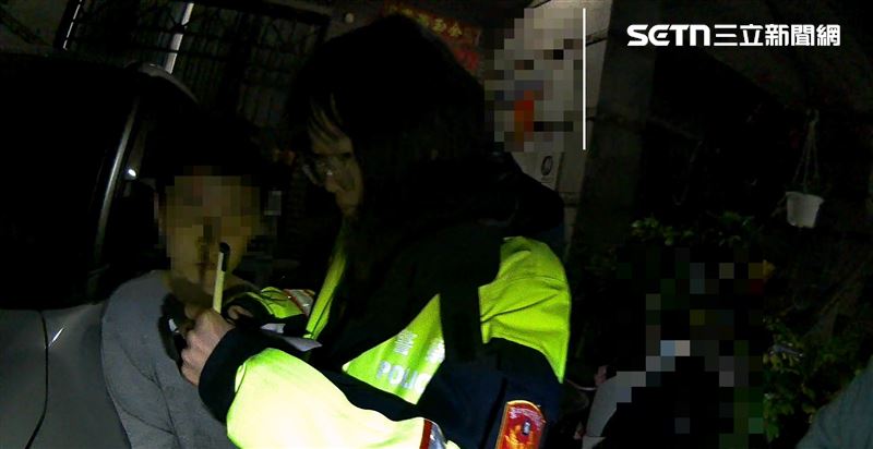 員警嘗試以語言溝通無果,改用紙筆互動,但男童僅以塗鴉回應。警方初步研判其溝通能力受限。(圖/翻攝畫面)