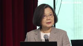 前總統蔡英文出席活動，被問到「非核家園」恐遭賴清德推翻，並無多做回應。（圖／翻攝畫面）