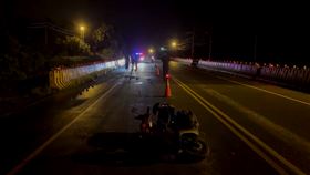 花蓮富里鄉昨天（25日）晚間發生一起意外事故，王姓男子（36歲）騎車行經台9線289.6公里處時，疑不慎先撞上路邊竄出的一隻黑色野狗，導致機車失控再撞路邊水泥護欄，王男頭部嚴重受創，送醫時一度失去生命跡象，目前仍命危昏迷救治中。（圖／翻攝畫面）