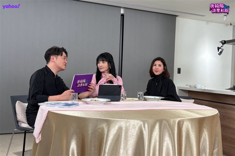 許茹芸（中）分享自己和老公感情甜蜜的秘訣。(圖／《Yahoo唐綺陽談星私廚》提供）