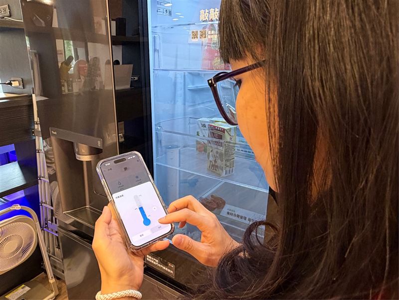 新世代智慧冰箱可透過手機APP遠端查看冰箱狀態。(圖/486團購提供)