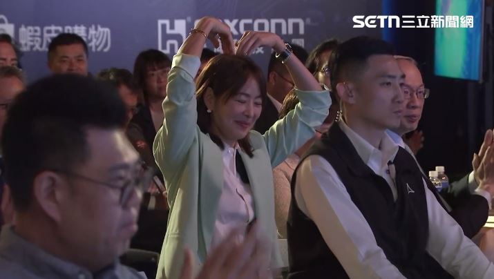 「鍍晶的心臟-AI台灣國家隊論壇暨紀錄片首映典禮」101董事長賈永婕比愛心。（圖／翻攝畫面）